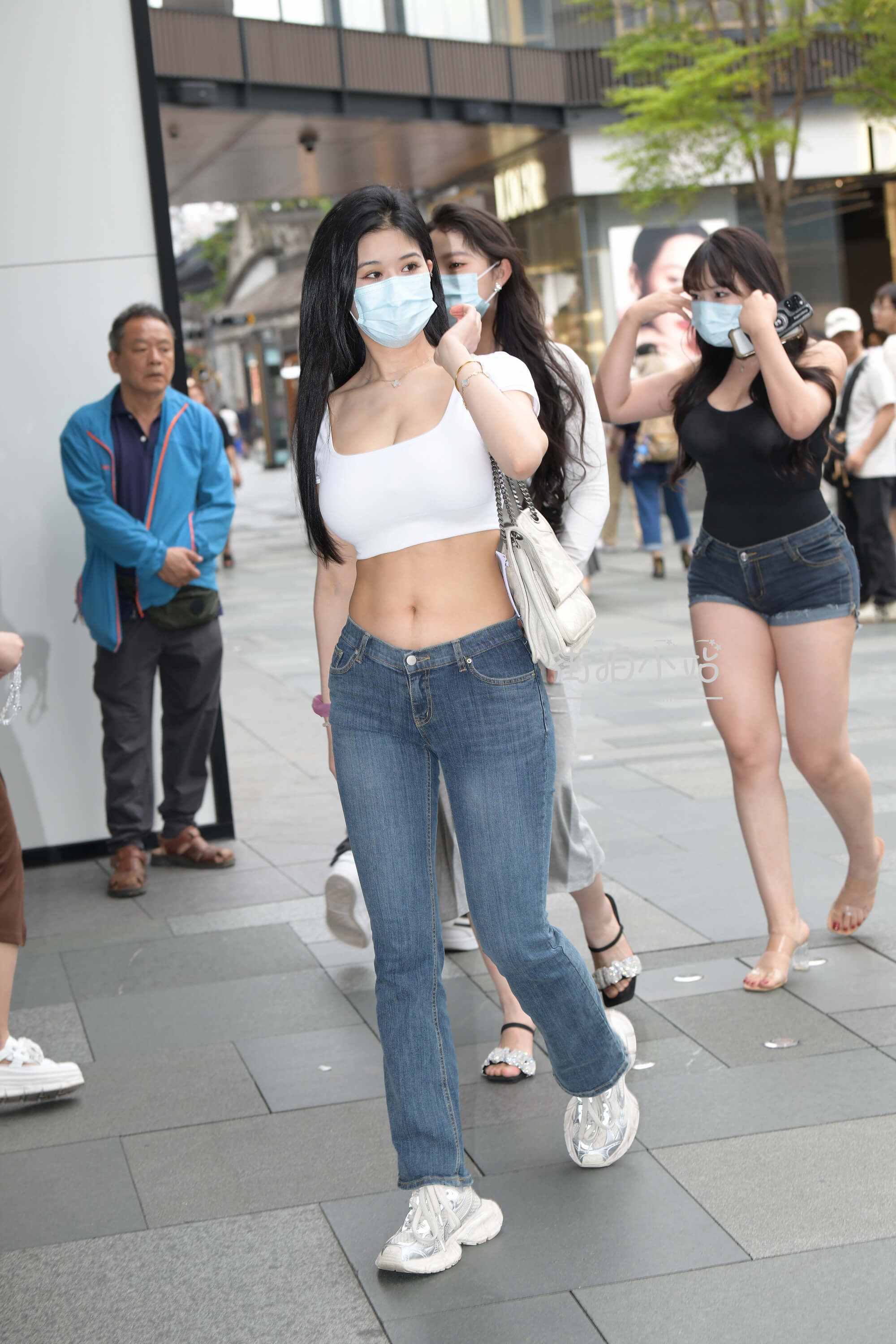 325234m32xwdmz1m.jpg