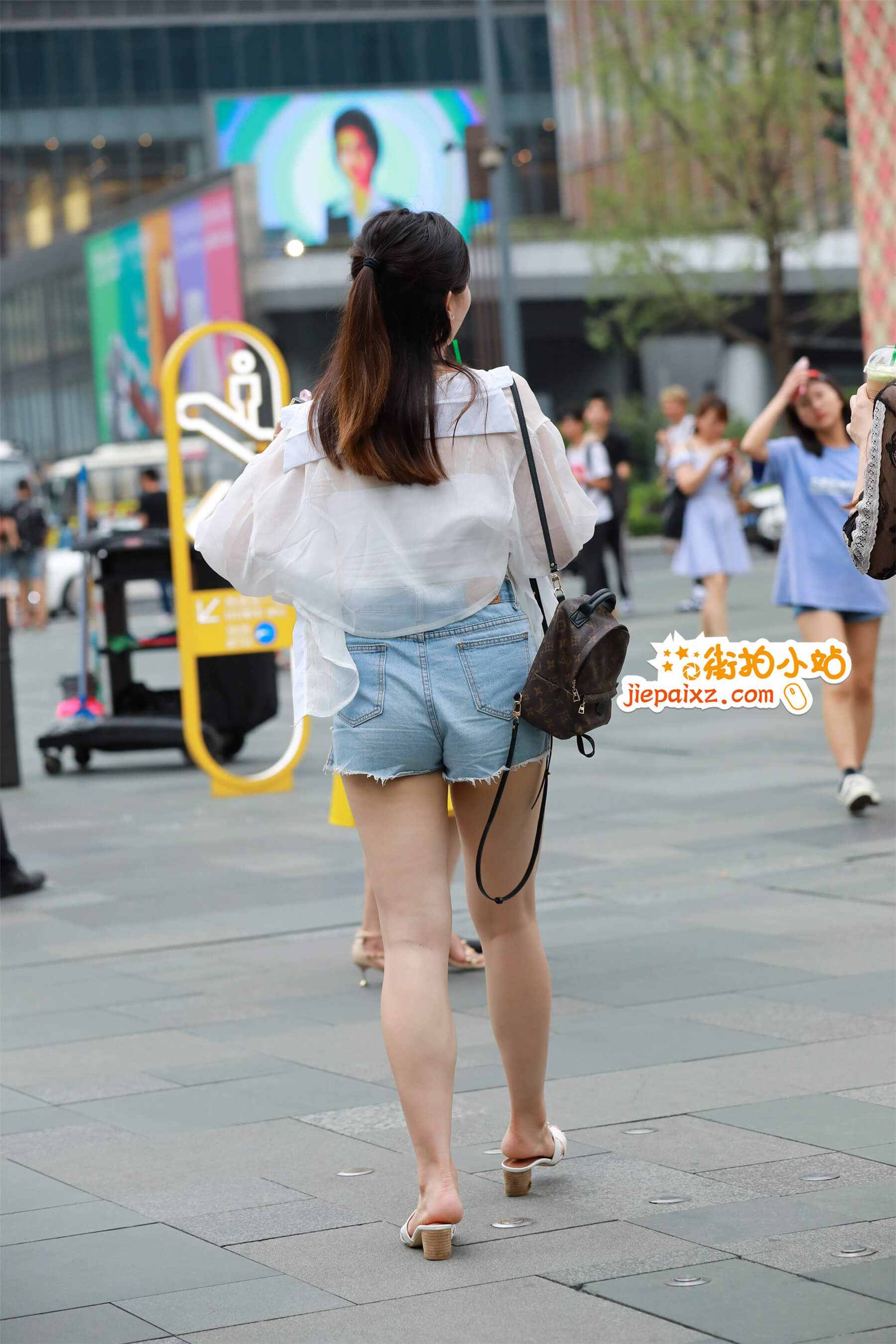 21026hk2j5usqbbe.jpg
