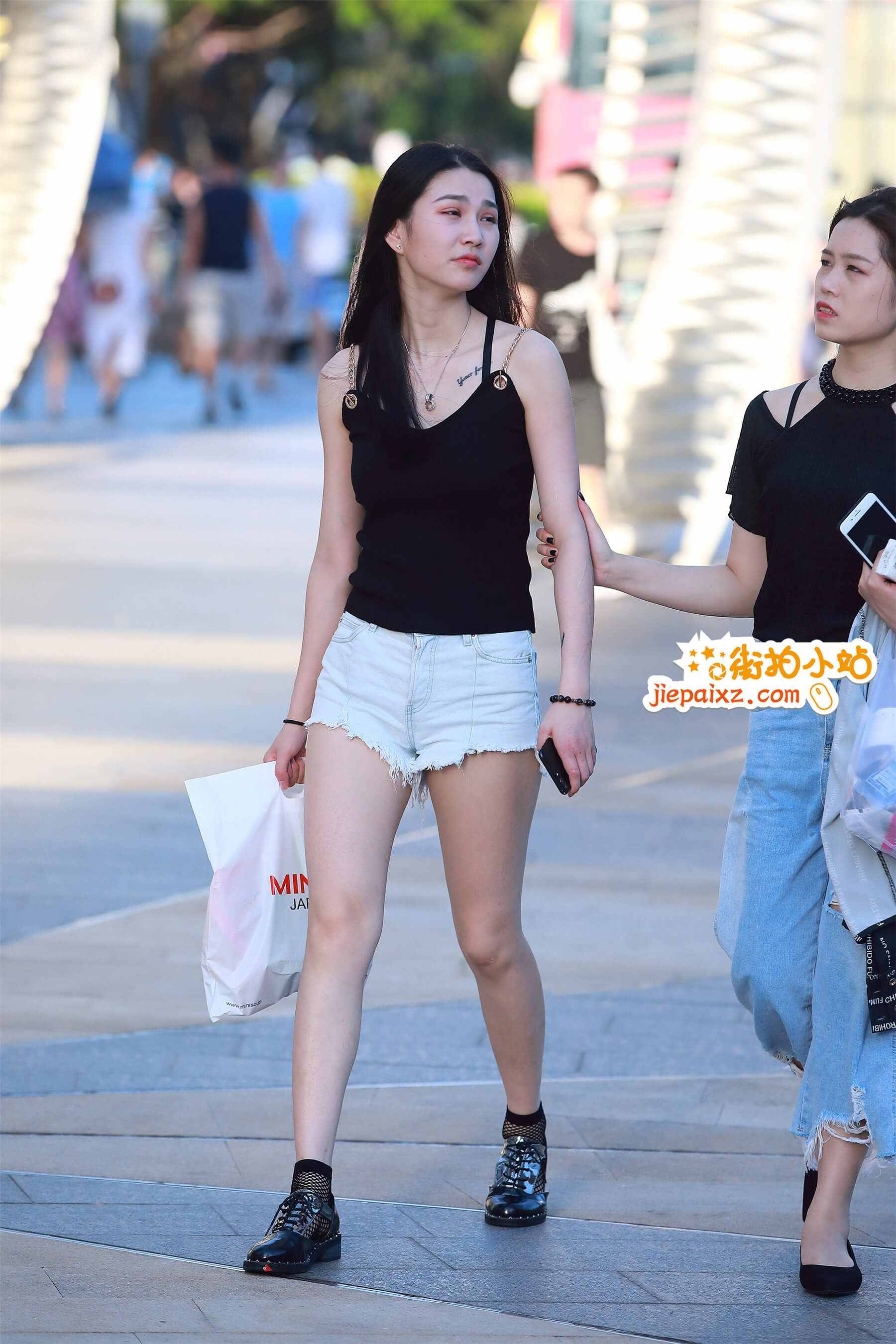2108135rs4ilktxx.jpg