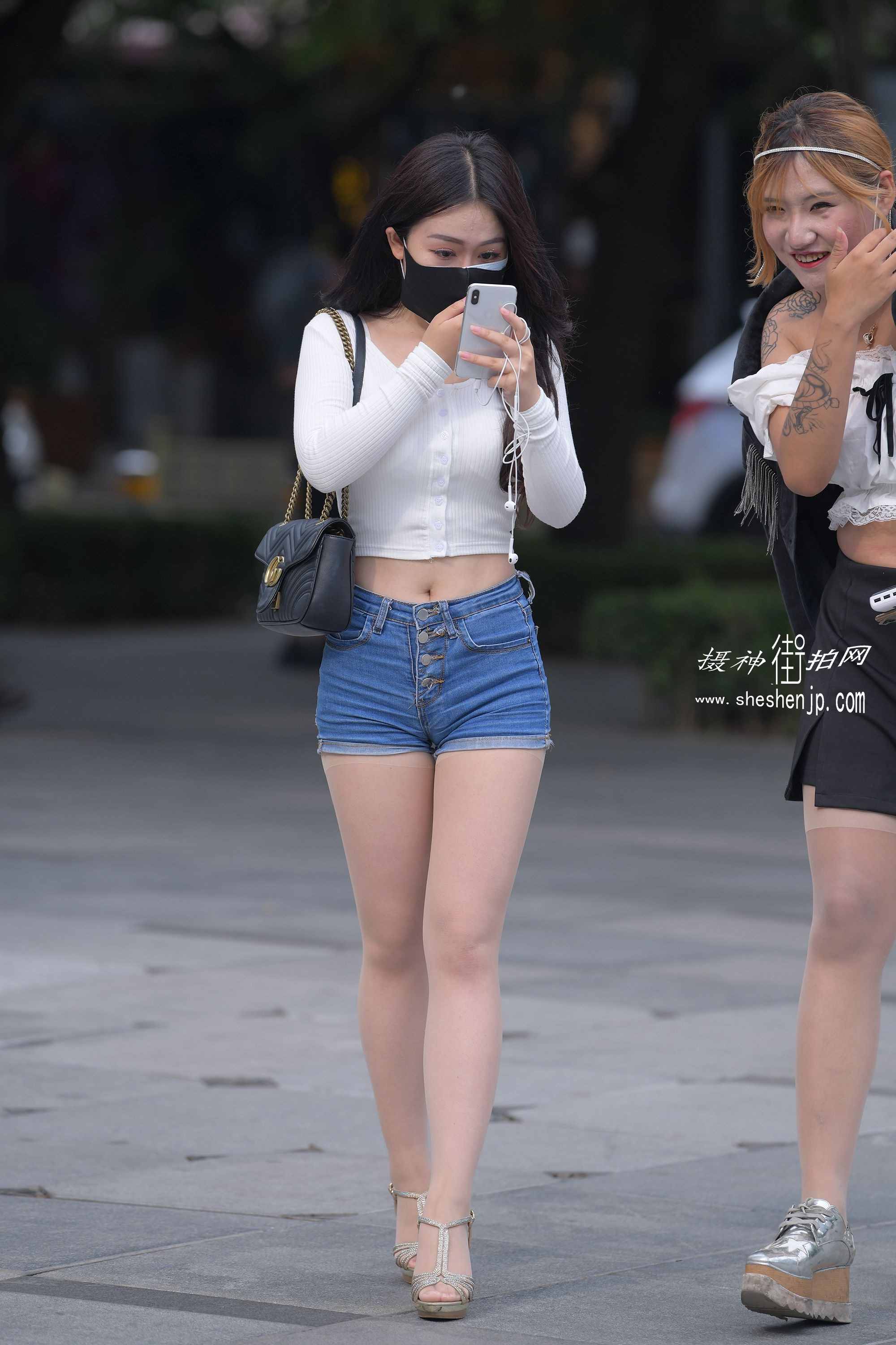 8235-c54bluxnlyz.jpg