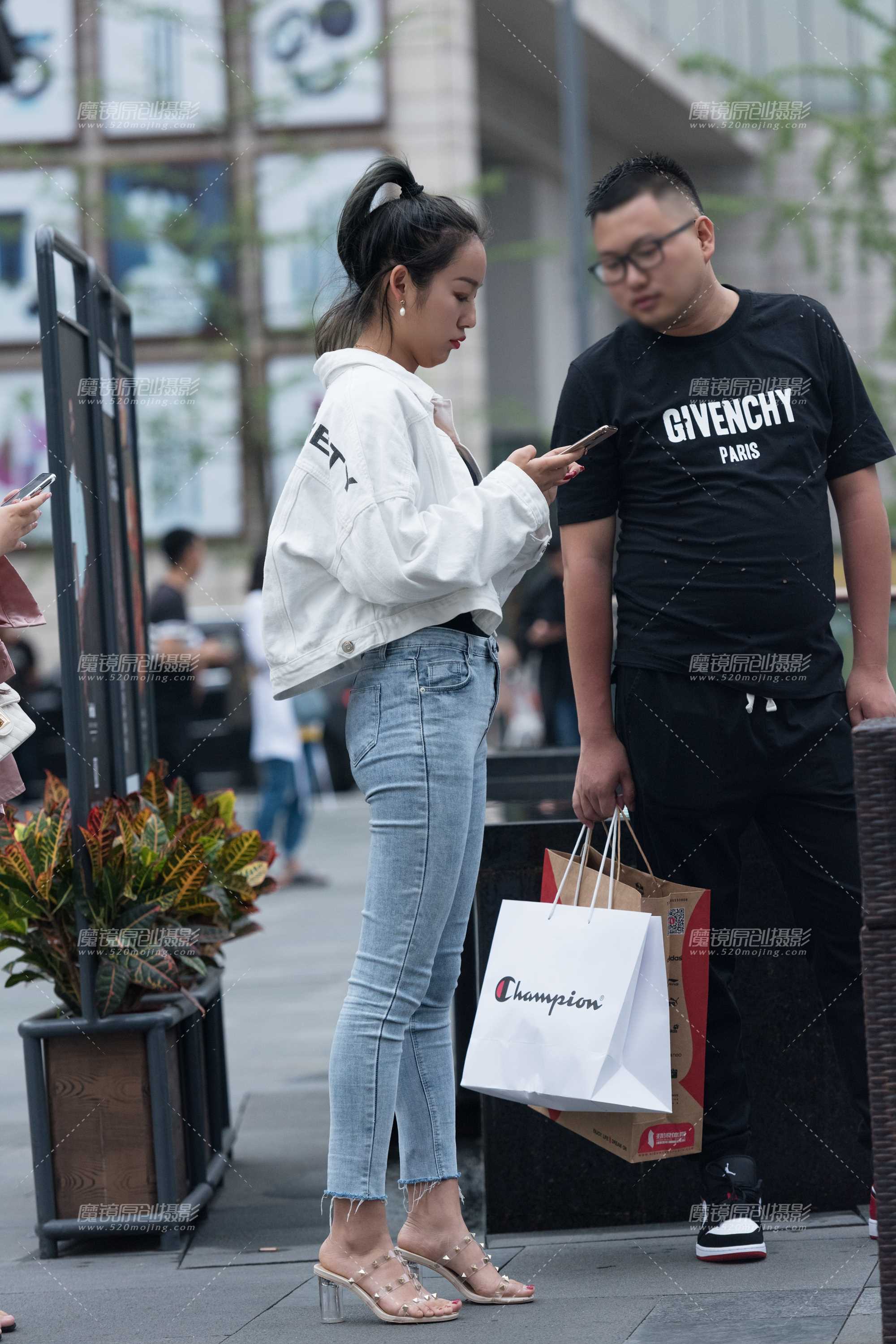 过马路的美女