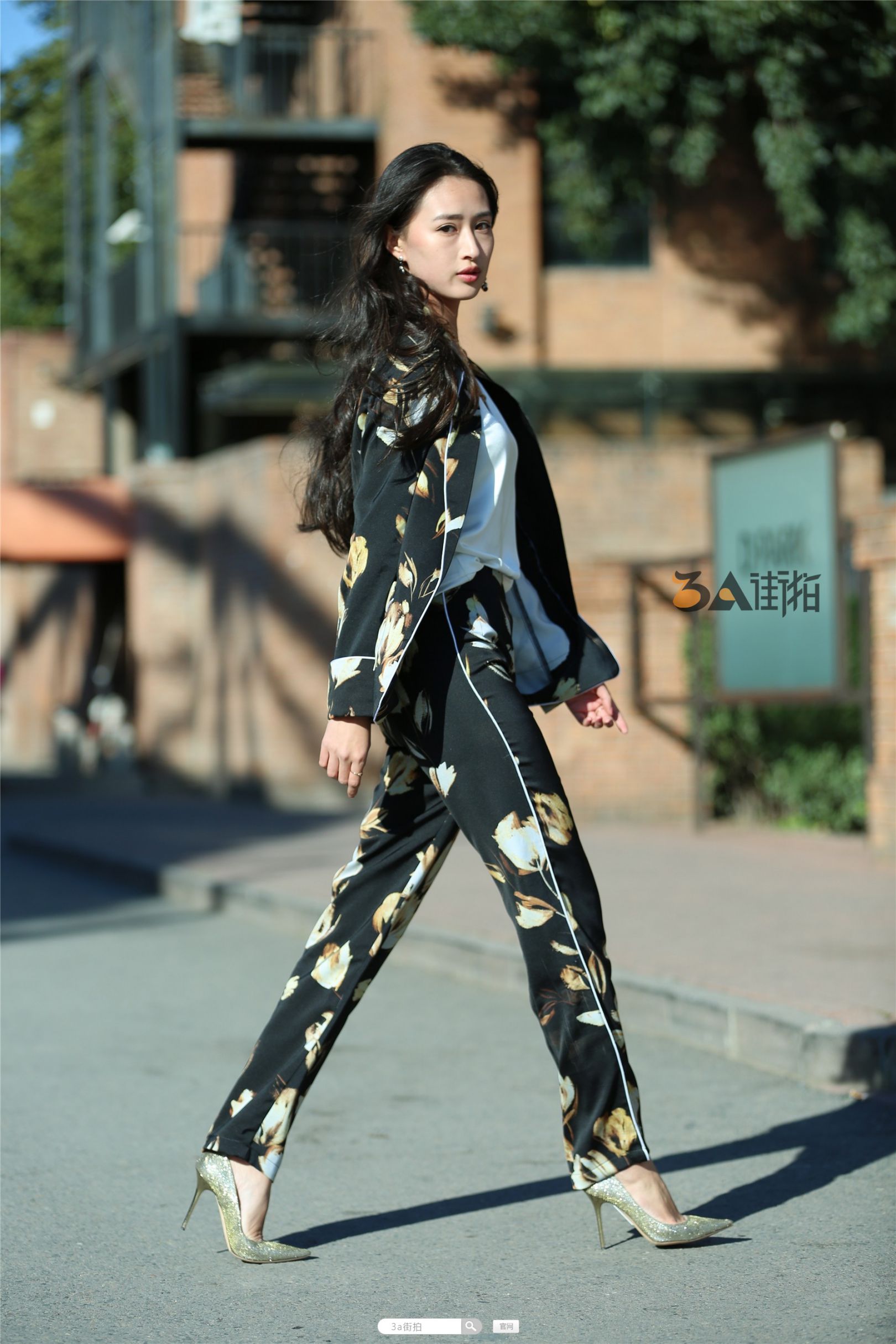 105687-5younf4ce1j.jpg