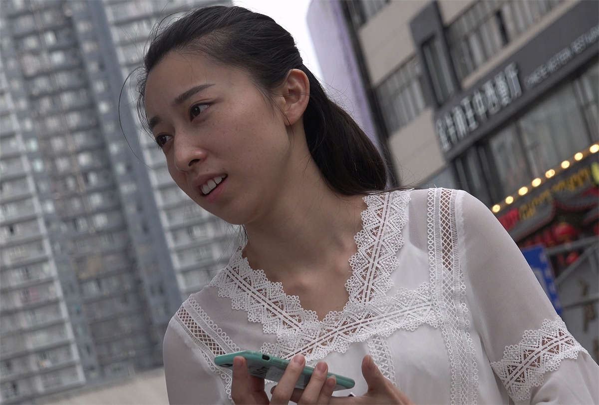 逛街出来准备回家的素颜美女