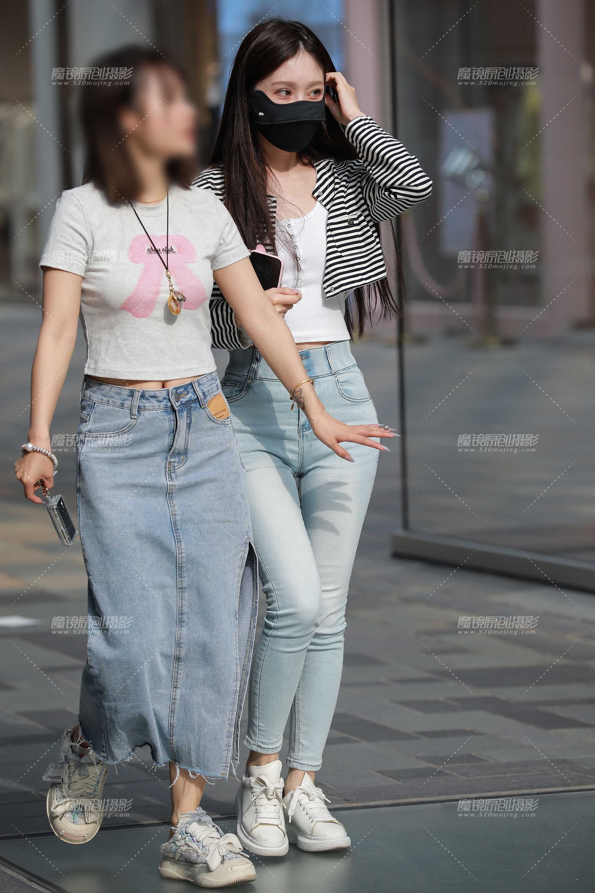  浅蓝牛仔裤美女 