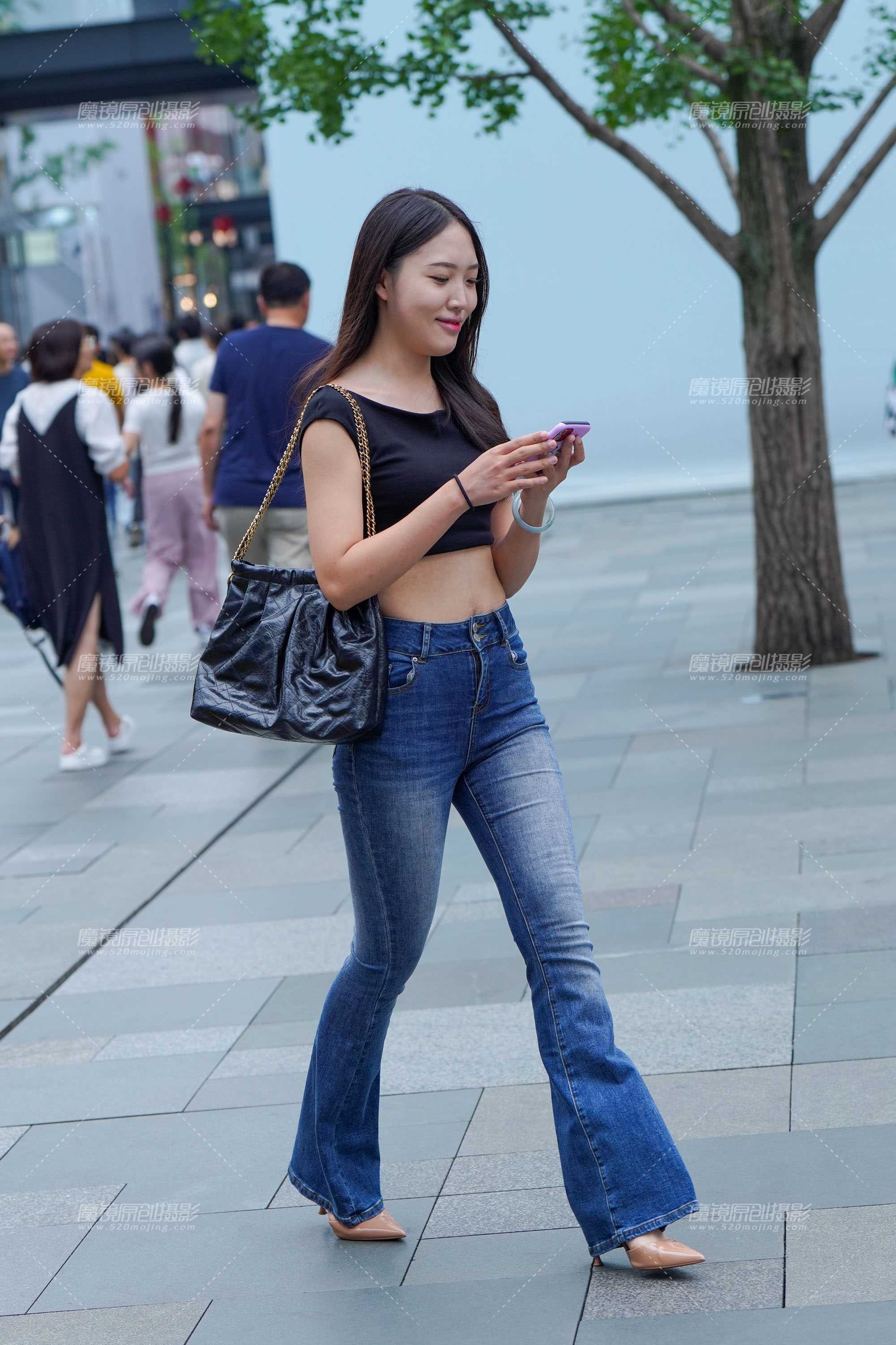  牛仔大长腿曼妙身姿 
