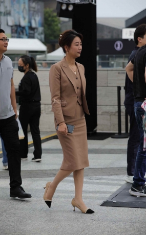 【街拍心灵】女总裁街拍肉丝高跟制服气质哇塞