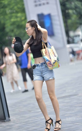 街拍小蛮腰美女