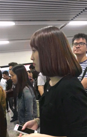 地铁站极品性感白裤大美女