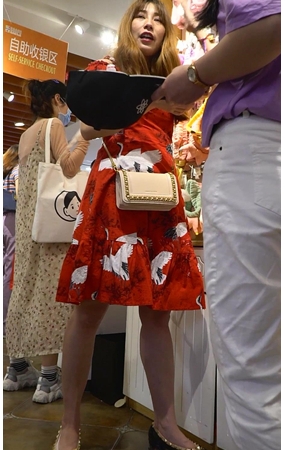 红色连衣裙美女