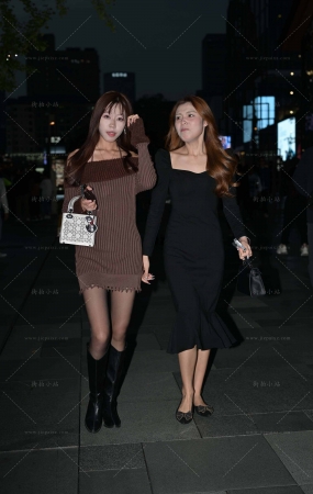 夜拍长靴黑色丝美眉跟闺蜜