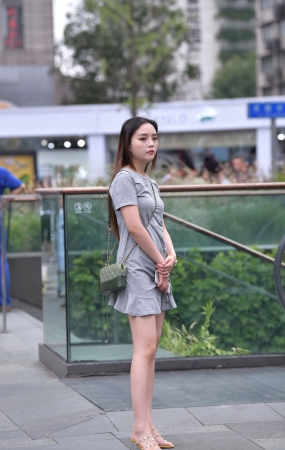 短裙美腿小姐姐