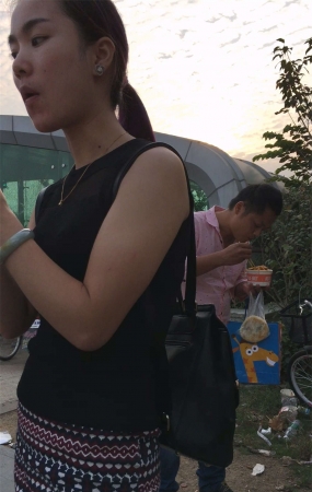 买小吃的两个紧绷包臀短裙肉丝白腿美眉
