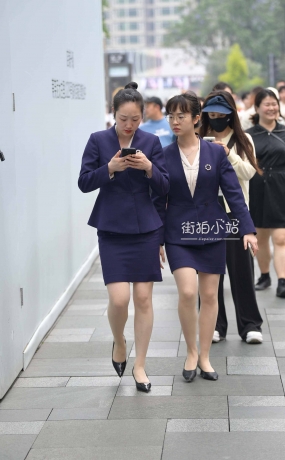 抓拍通勤装姐妹