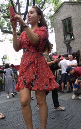 深红色印花裙美女