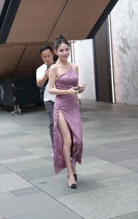 街拍大露背裙性感美女