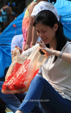 紧身蓝牛长发少妇很显干练