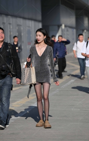 魅力黑色丝短裙小姐姐