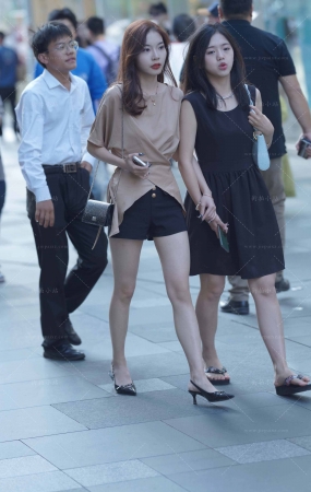 漂亮的美腿小姐姐跟闺蜜逛街
