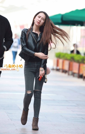 街拍破洞牛仔裤长发小姐姐