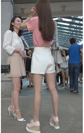 两个漂亮的美女