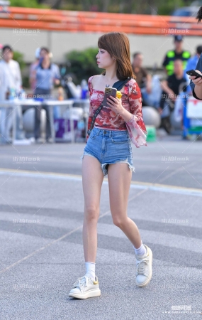热裤美女 24-06-16-56