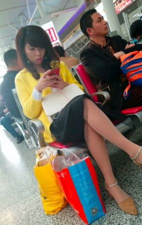 火车站候车的黑色长裙肉色丝袜高跟美腿少妇