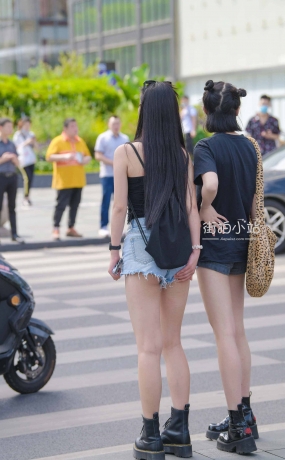 街拍长发小妞