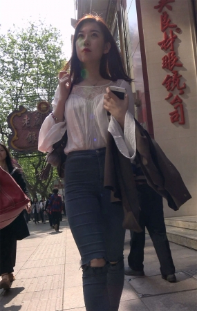 白衬衫紧身蓝牛街拍美臀美女姐姐1