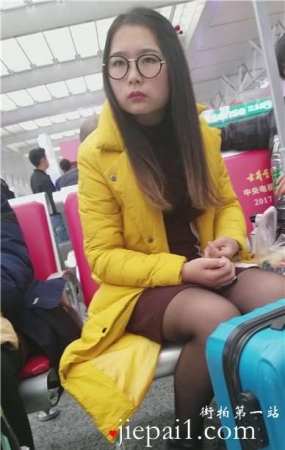 4k-高铁站候车室拍摄清纯美腿可爱小萌妹