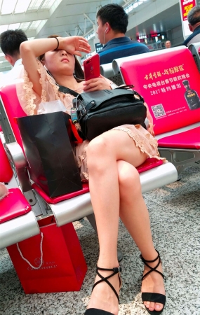 米色连衣裙凉高跟街拍美腿小姐姐