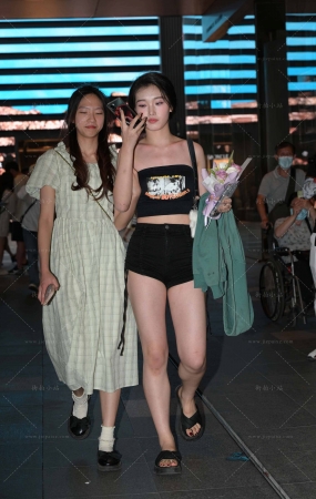 清凉的美腿热裤美眉