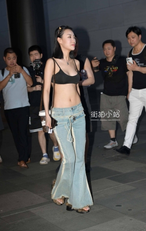 小蛮腰，性感超小背心穿搭