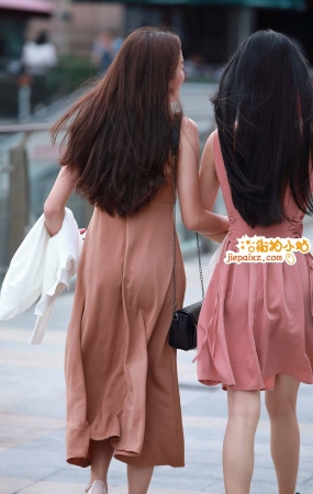 一对长裙少妇