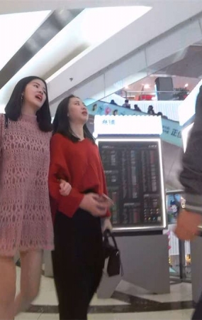 粉色镂空衣短裤美女