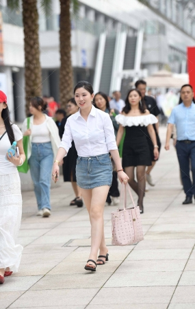 白衬衫牛仔裙美女~