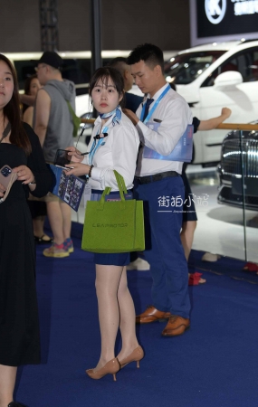 两位通勤装美女