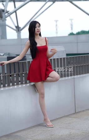 红色吊带裙小姐姐
