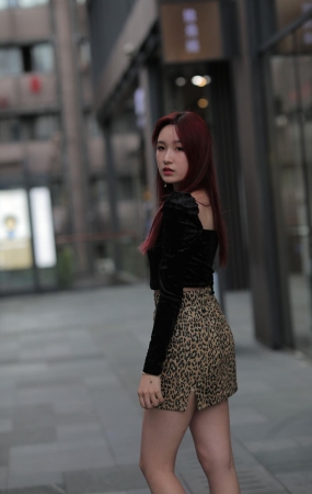 红发豹纹裙美女
