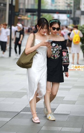 吊带裙小姐姐