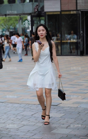 街拍白色连衣裙妹子