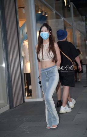 抓拍性感大露背，牛仔美眉