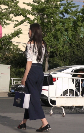 白色蕾丝露肩衣宽松喇叭裤美女