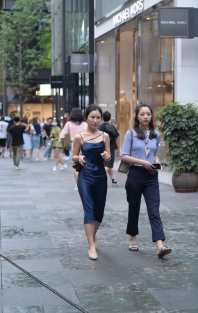 吊带长裙妹子