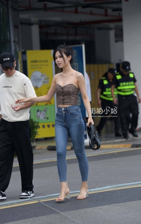 街拍抹胸装紧身牛仔美眉 【第二篇】