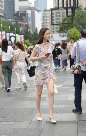 街拍漂亮的花裙子小仙女
