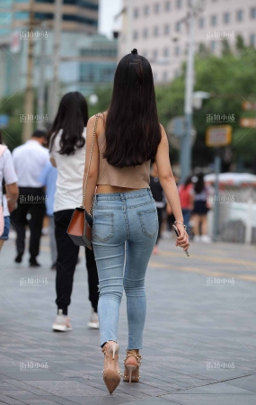 破洞牛仔妹子