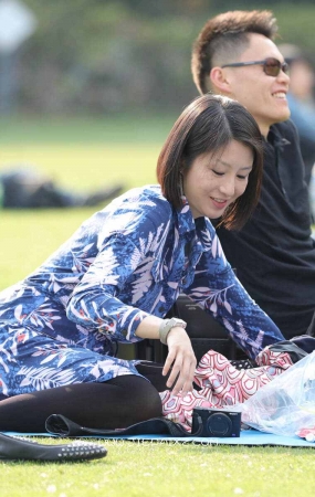 黑色踩脚裤，精致女人总是那么吸引人。
