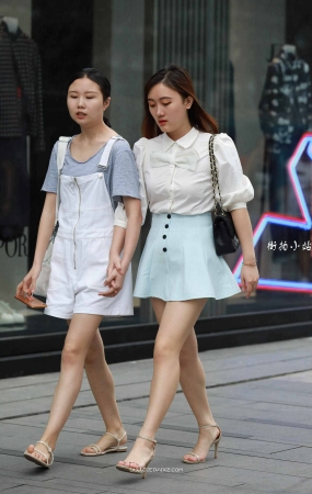 街拍短裙妹子