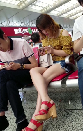 白皙嫩腿热裤吊带衫小清新美颜