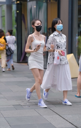 吊带包臀裙小姐姐